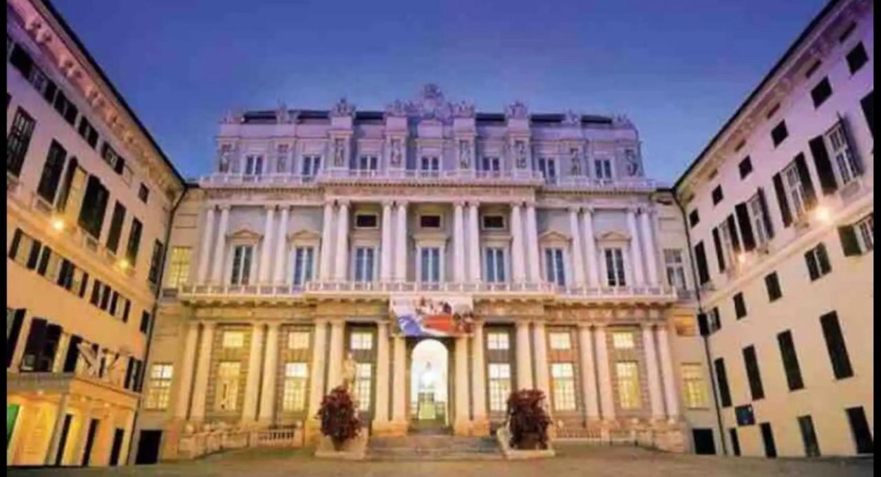 Apartment Historic Dimora San Lorenzo 19, Rolli Unesco - Overlooking The Cathedral - Free Private Parking- Genua