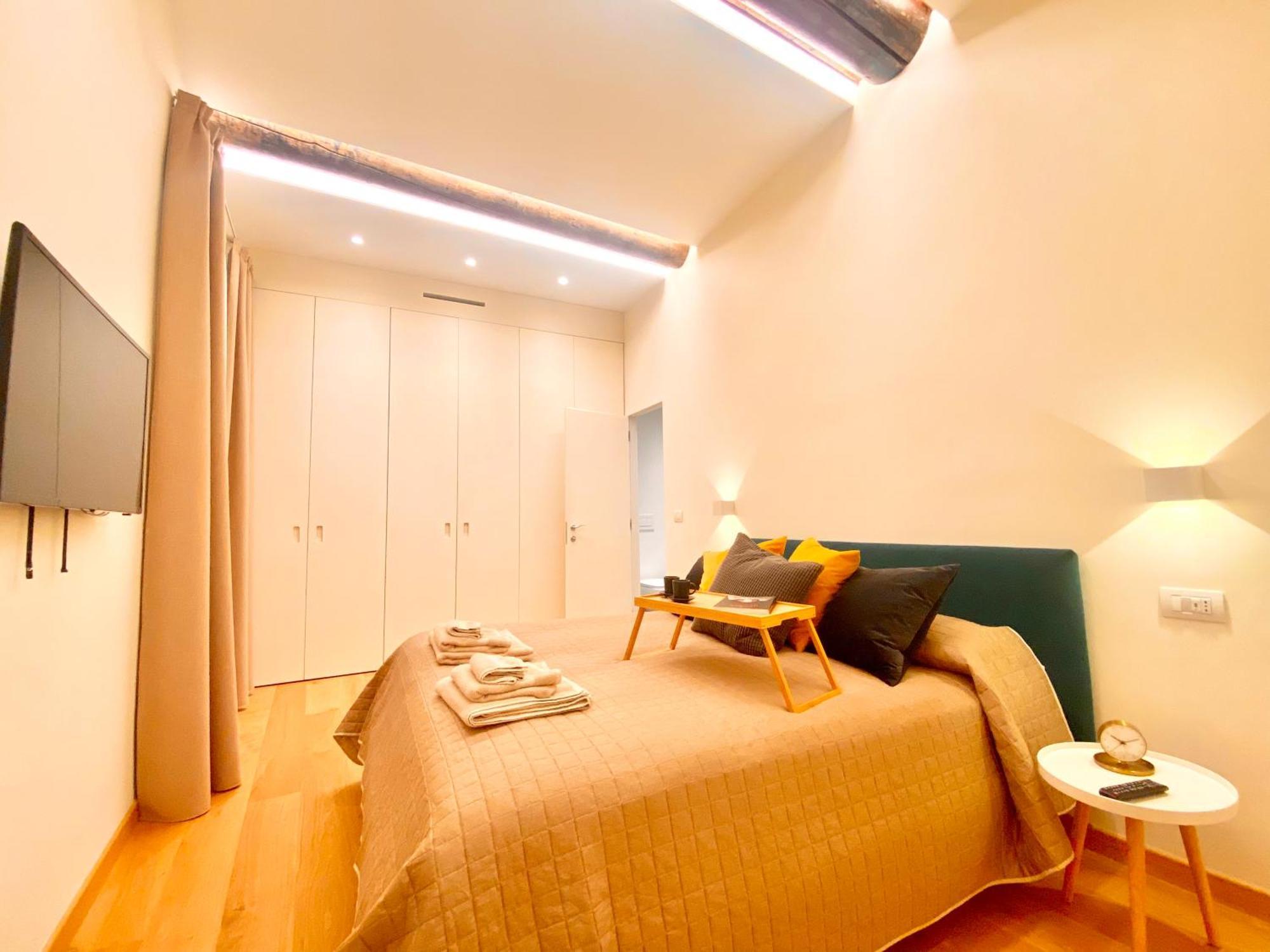 Historic Dimora San Lorenzo 19, Rolli Unesco - Overlooking The Cathedral - Free Private Parking- Apartment *